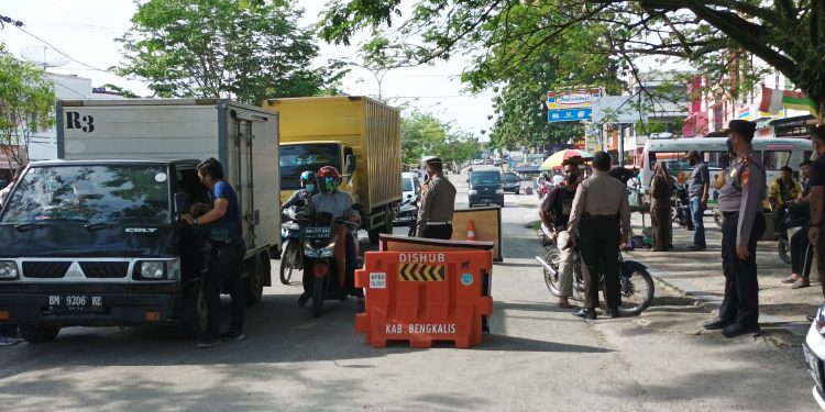 Kapolsek Mandau Pimpin Razia Vaksin Depan Kantor Camat, Belum Vaksin Langsung Vaksin ditempat