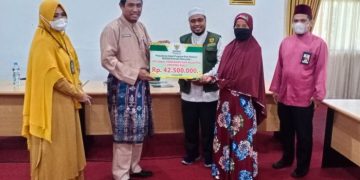 Baznas Riau Salurkan Bantuan Modal Usaha untuk Mustahik Dinas Perikanan Riau