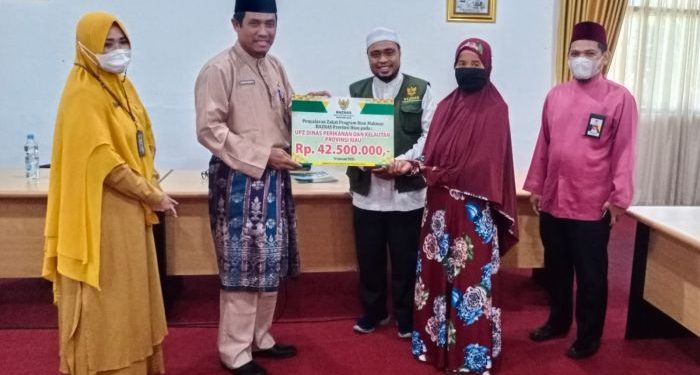 Baznas Riau Salurkan Bantuan Modal Usaha untuk Mustahik Dinas Perikanan Riau