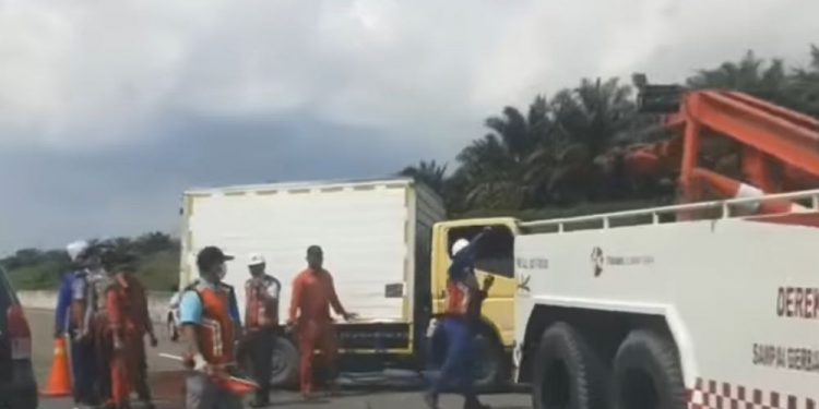 Pecah Ban, Mobil Box Terbalik di Tol Pekanbaru-Dumai