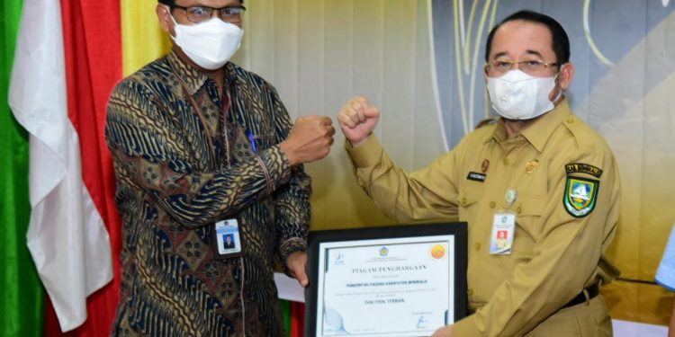 Raih Predikat Penyaluran Dak Fisik Terbaik, Pemkab Bengkalis Terima Penghargaan dari Kemenkeu