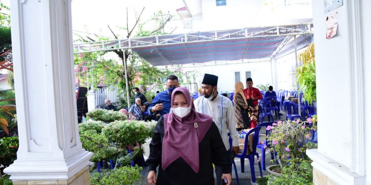 Bupati Bengkalis Kasmarni Takziah ke Rumah Duka Almarhum Fadhlah Sulaiman