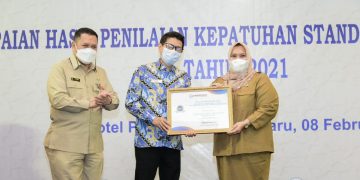 Standar Layanan Berada Zona Hijau, Bupati Kasmarni Terima Penghargaan dari Ombudsmen