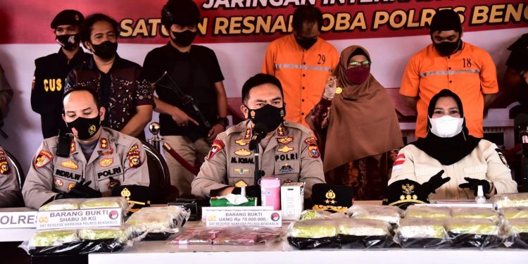 Dampingi Kapolda Riau, Bupati Kasmarni Sampaikan Kronologi Penangkapan Kurir 30 Kg Sabu