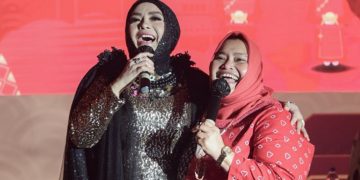 Satu Panggung di Perayaan Imlek, Bupati Kasmarni dan Iyet Bustami Kompak Duet Nyanyi