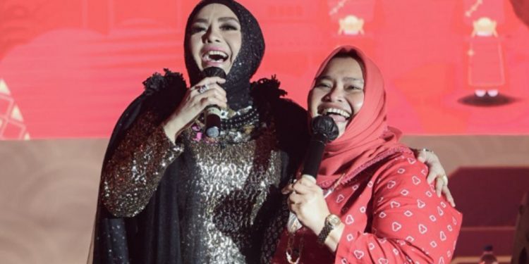 Satu Panggung di Perayaan Imlek, Bupati Kasmarni dan Iyet Bustami Kompak Duet Nyanyi