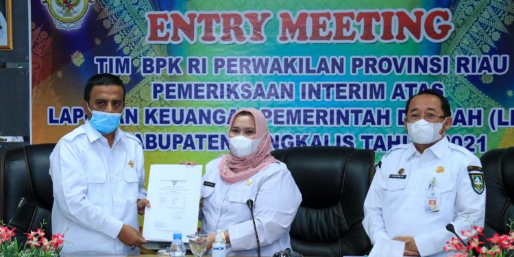 Entry Meeting Bersama BPK-RI, Bupati Kasmarni Minta PD Kooperatif