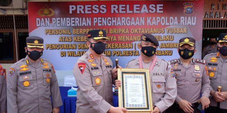 Bripka Oktavianus yang Gagalkan Jambret Grogi Duduk disamping Kapolda, diberi Penghargaan dan diMinta Menjadi Contoh