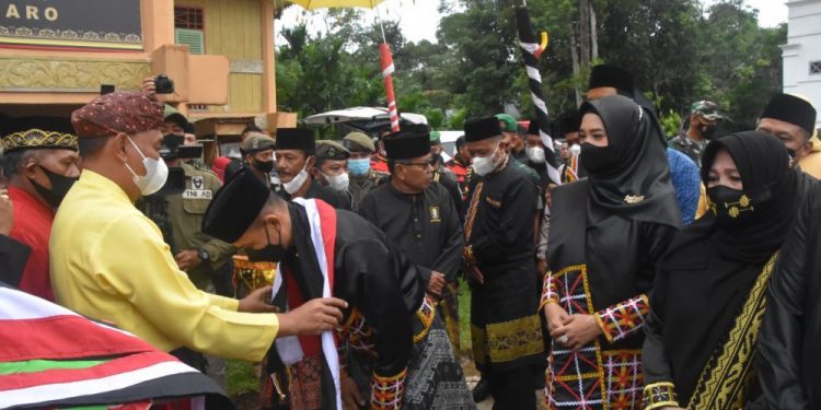 Melokek Golar Rang Sumondo di Kuansing, Danrem 031/WB dianugerahi Gelar Datuk Panglimo