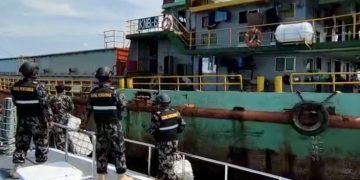 Kapal Pengawas Hiu 01 KKP Hentikan Penambangan Pasir di Pulau Rupat Bengkalis