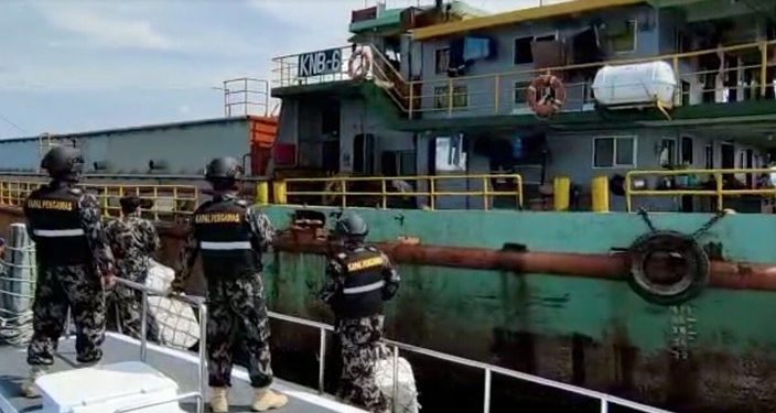 Kapal Pengawas Hiu 01 KKP Hentikan Penambangan Pasir di Pulau Rupat Bengkalis