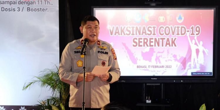 Serentak Dibuka Presiden, Wakapolda Riau Pimpin Vaksinasi di Komplek City Walk Pekanbaru