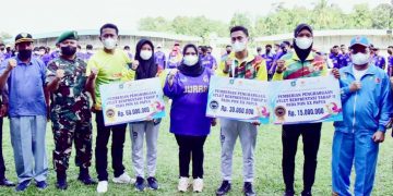 Bupati Kasmarni Serahkan Bonus kepada 3 Atlet Peraih Medali PON XX Papua