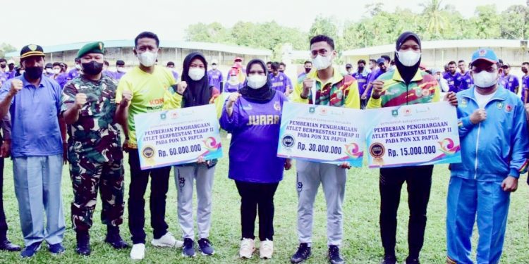 Bupati Kasmarni Serahkan Bonus kepada 3 Atlet Peraih Medali PON XX Papua