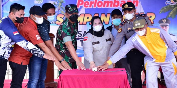 Buka Lomba Sampan Layar Desa Ketam Putih, Bupati Kasmarni Berharap Jadi Even Tahunan Pemkab