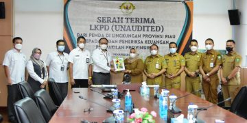 Bupati Kasmarni Serahkan LKPD 2021 ke BPK Riau