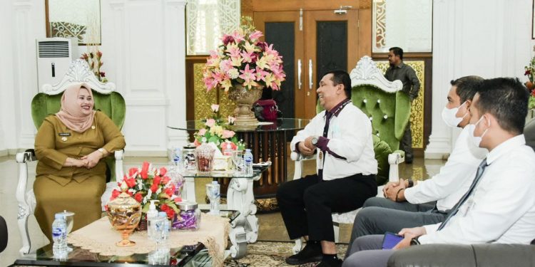 Audiensi dengan Pimpinan Bank Riau Kepri, Bupati Kasmarni Dukung Konversi Bank Riau Kepri Jadi BRK Syariah