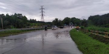 Jalan Lintas Pinggir -Pekanbaru Banjir, Genangan Air Tinggi, Motor dan Mobil Rendah Menepi