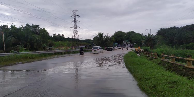 Jalan Lintas Pinggir -Pekanbaru Banjir, Genangan Air Tinggi, Motor dan Mobil Rendah Menepi