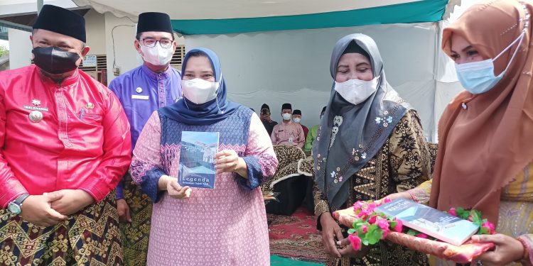 Legenda Kelurahan Gajah Sakti dibukukan Maharani, Bupati Kasmarni Bangga Melauncingnya
