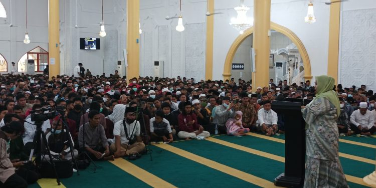 Tabliq Milenial Duri Bersama Ustadz Hanan Attaki, Bupati Kasmarni Ajak Hijrahkan Diri