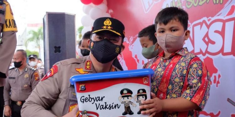 Ikut Kegiatan Vaksinasi, Lansia Dapat Motor Dari Kapolda Riau