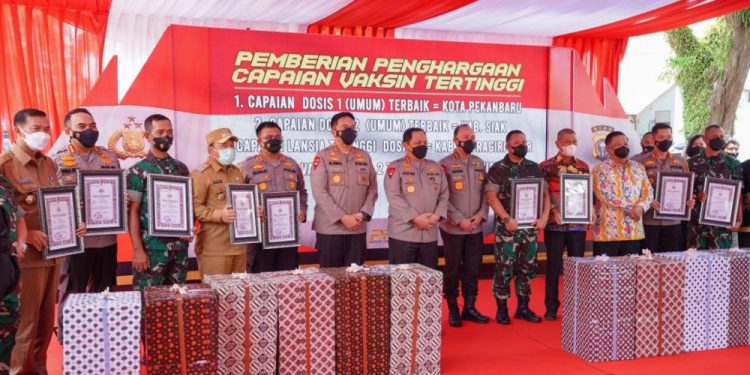 Inhil Terima Penghargaan Akselerasi Pencapaian Vaksinasi Lansia Tertinggi dari Wakapolri