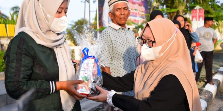 Ramadhan Pertama 1443 H, TP PKK Bengkalis Bagikan Takjil Gratis