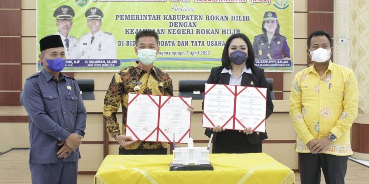 MoU dengan Kejari, Bupati Rohil Tak Ingin Ada Pegawai Terlibat Korupsi