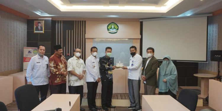 Bupati Rohil Audiensi dengan Rektor Universitas Riau Bahas Kerjasama Program Beasiswa