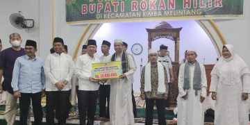 Safari Ramadhan di Rimba Melintang, Bupati Rohil Serahkan Bantuan Untuk Masjid