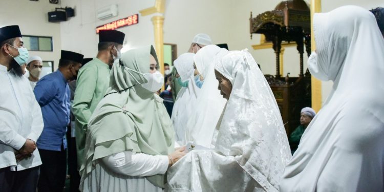 Safari Ramadhan di Pematang Pudu, Bupati Kasmarni Berbagi Kebaikan dengan Dhuafa dan Anak Yatim