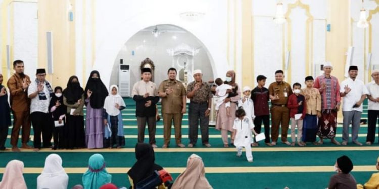 Pemcam Mandau dan DKMB Masjid Arrafah Salurkan Santunan Untuk 280 Anak Yatim