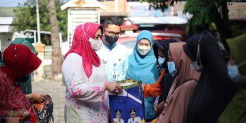 Ramadan Berbagi, TP PKK Provinsi Riau Kembali Bagikan Sembako untuk Dhuafa