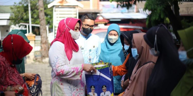 Ramadan Berbagi, TP PKK Provinsi Riau Kembali Bagikan Sembako untuk Dhuafa