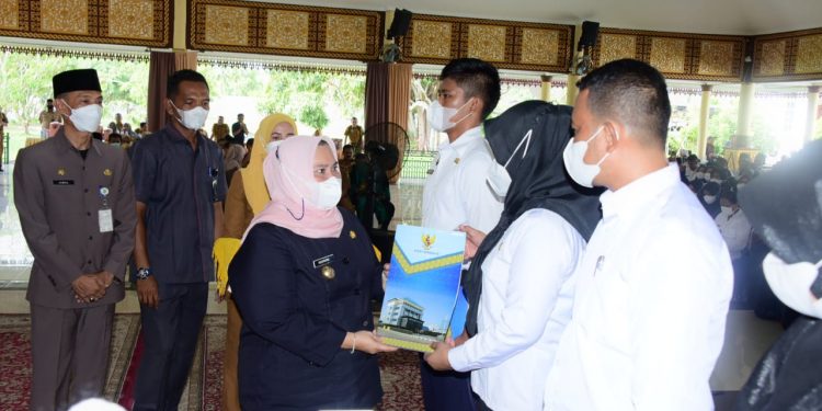 Bupati Kasmarni Serahkan SK Kepada 470 CPNS dan PPPK