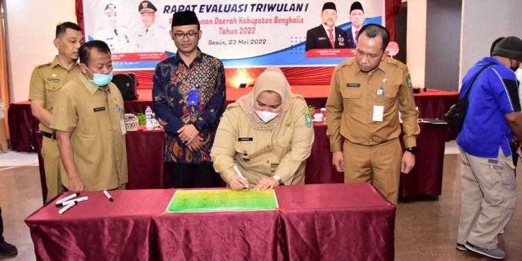 Bupati Kasmarni Tandatangani Komitmen Bersama Peningkatan Kualitas SPIP dan Penguatan Manajemen Risiko Pada Pemerintah Kabupaten Bengkalis