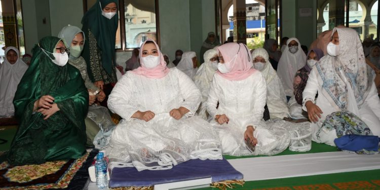 Bupati Kasmarni Shalat Id di Masjid Agung Istiqomah