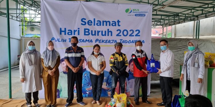 Peringatan Hari Buruh, BP Jamsostek Duri Bagikan Sembako Gratis