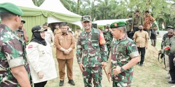 Sambut Kedatangan Pangdam I/BB ke Lokasi TMMD Muara Basung, Bupati Kasmarni Rela 2 Jam Menunggu