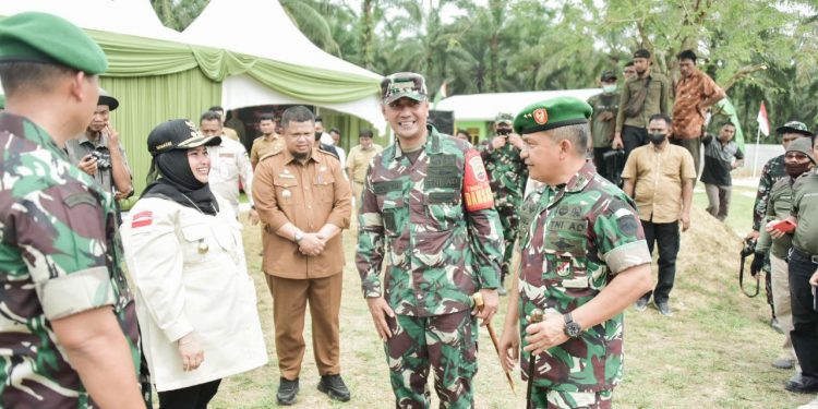 Sambut Kedatangan Pangdam I/BB ke Lokasi TMMD Muara Basung, Bupati Kasmarni Rela 2 Jam Menunggu