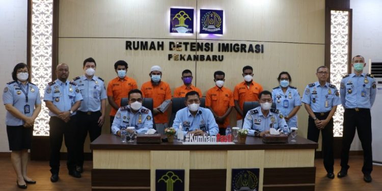Amankan Pengungsi Myanmar, Kemenkumham Riau Deportasi 2 Warga Pakistan