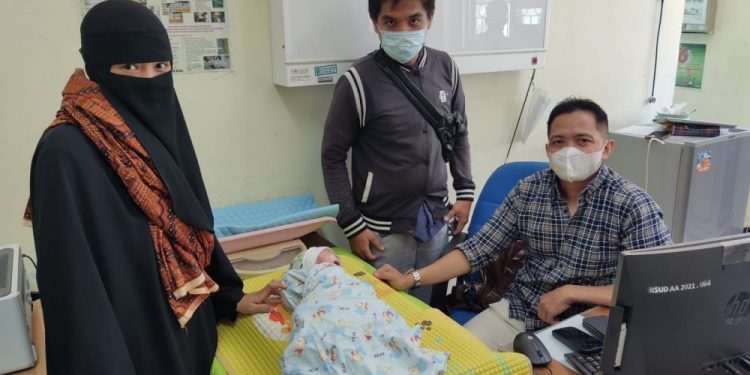 Tim Dokter RSUD Arifin Achmad Berhasil Operasi Bayi Kembar Siam