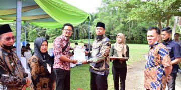 Bupati Kasmarni Serahkan Sertifikat Tora ke Masyarakat Pinggir dan Talang Muandau