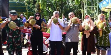 Gubri Syamsuar Hadiri Gebyar Makan Durian Bantan