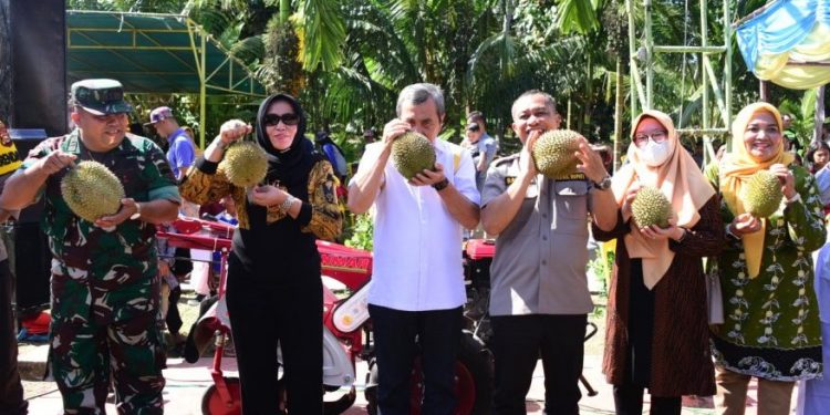 Gubri Syamsuar Hadiri Gebyar Makan Durian Bantan