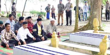 Didampingi Wabup Bagus Santoso, Gubri Syamsuar Ziarah ke Makam Islam Melayu