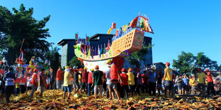 Event Bakar Tongkang, Tiang Layar Tongkang Jatuh ke Arah Laut dan Darat