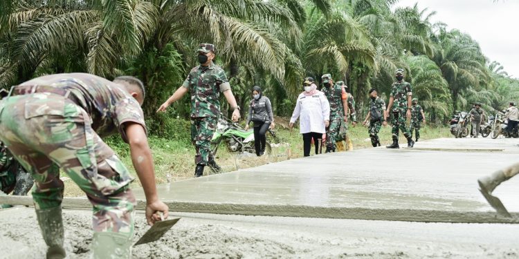 TMMD TNI, Dibalik Panas Wiremesh Besi dan Terik Matahari