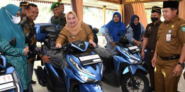 Tunjang Kinerja Penyuluh KB, Bupati Kasmarni Serahkan 6 Unit Sepeda Motor
